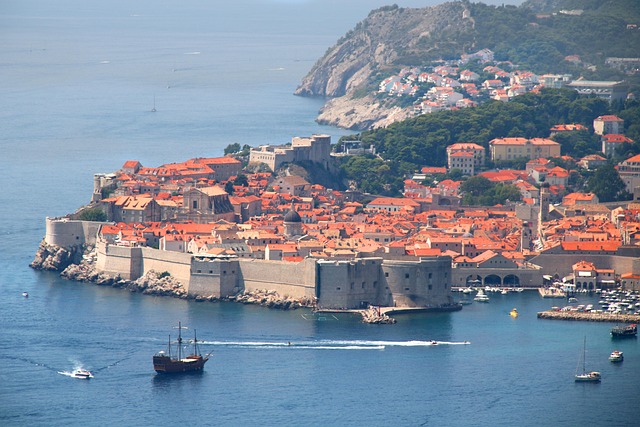 Dubrovnik gamle bydel set fra oven med røde tage og blåt hav